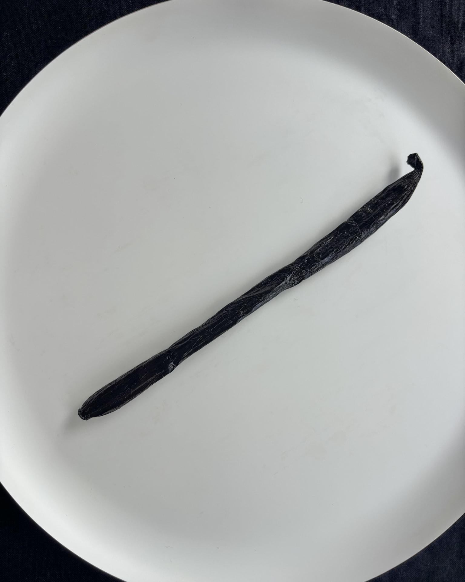Gousse entière de vanille Pompona de Madagascar, pesant en moyenne 18 à 25 grammes